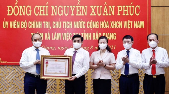 Bắc Giang là địa phương đầu tiên của cả nước được Chủ tịch nước tặng thưởng Huân chương Lao động về thành tích trong công tác phòng, chống dịch COVID-19.