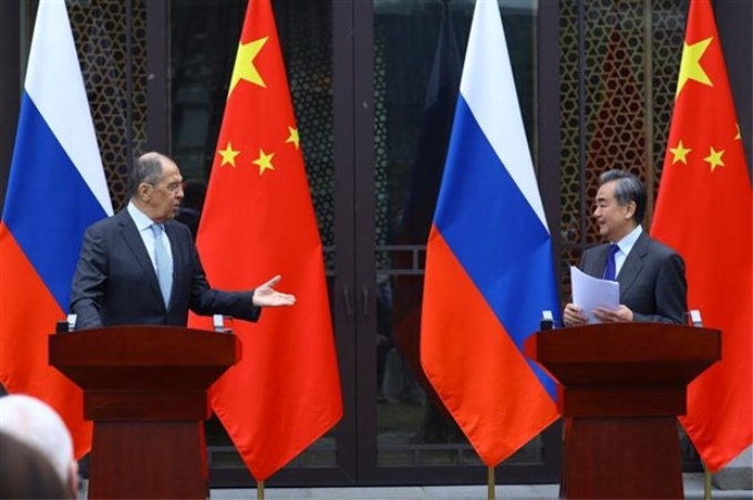 Bộ trưởng Ngoại giao Trung Quốc Vương Nghị (phải) trong cuộc họp báo chung sau hội đàm với người đồng cấp Nga Sergei Lavrov tại thành phố Quế Lâm, Khu tự trị dân tộc Choang Quảng Tây (Trung Quốc), ngày 23/3/2021. (Ảnh: AFP/TTXVN)