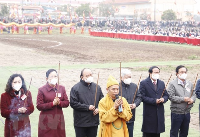 Chủ tịch nước Nguyễn Xuân Phúc dâng hương tại Lễ Tịch điền Đọi Sơn. (Ảnh: Thống Nhất/TTXVN)