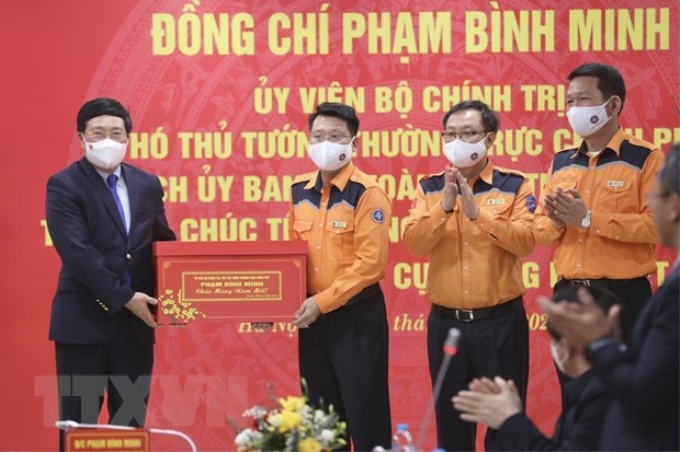 Phó Thủ tướng thường trực Chính phủ Phạm Bình Minh tặng quà cán bộ, nhân viên Trung tâm phối hợp tìm kiếm cứu nạn hàng hải. (Ảnh: TTXVN)