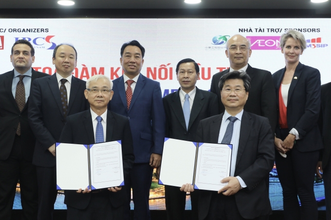Ông Phạm Ngọc Thuận, TGĐ Becamex IDC (trái) và ông Đỗ Nhất Hoàng - Cục trưởng Cục Đầu tư nước ngoài, Bộ Kế hoạch và Đầu tư (phải) ký kết hợp tác giữa hai đơn vị với sự chứng kiến của các lãnh đạo.