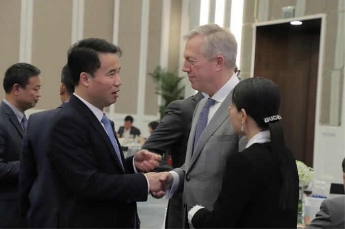 Tổng Giám đốc BHXH Việt Nam Nguyễn Thế Mạnh và Chủ tịch kiêm Tổng Giám đốc USABC trao đổi hợp tác tại buổi Lễ.