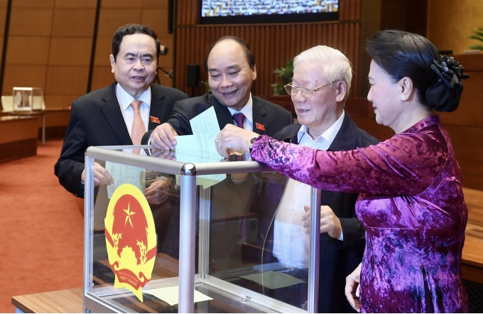 Tổng Bí thư Nguyễn Phú Trọng cùng một số lãnh đạo bỏ phiếu kiện toàn nhân sự tại kỳ họp 11 của Quốc hội khóa XIV