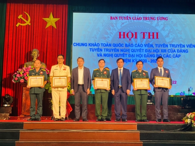 Các đồng chí: Nguyễn Hải Ninh, Ủy viên Trung ương Đảng, Bí thư Tỉnh ủy Khánh Hòa;  Phan Xuân Thủy - Phó trưởng Ban Tuyên giáo Trung ương trao giải Nhất cho các thí sinh.