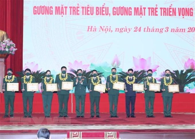 Đại tướng Phan Văn Giang, Bộ trưởng Bộ Quốc phòng trao danh hiệu Gương mặt trẻ tiêu biểu cho các đại biểu. (Ảnh: Trọng Đức/TTXVN)