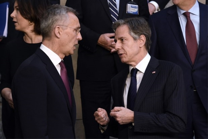 Ngoại trưởng Mỹ Antony Blinken (phải) trao đổi với Tổng Thư ký Tổ chức Hiệp ước Bắc Đại Tây Dương NATO Jens Stoltenberg tại Hội nghị Ngoại trưởng NATO ở Brussels, Bỉ. (Ảnh: AFP/TTXVN)
