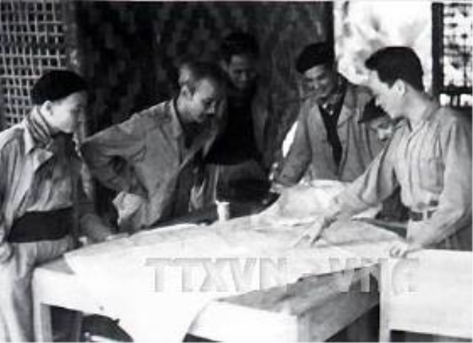 Bác Hồ và đồng chí Lê Văn Lương (người đội mũ, thứ 2 phải sang) trong buổi họp Thường vụ Trung ương Đảng ngày 25-7-1950.
