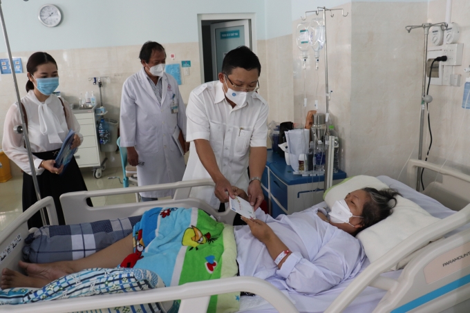 Tặng quà cho bệnh nhân BHYT tại bệnh viện An Giang