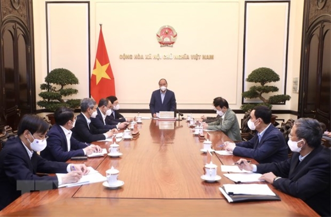 Chủ tịch nước Nguyễn Xuân Phúc chủ trì họp về công tác đưa công dân Việt Nam từ Ukraine về nước. (Ảnh: Lâm Khánh/TTXVN)