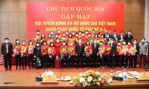 Chủ tịch Quốc hội Vương Đình Huệ chúc mừng đội tuyển bóng đá nữ Việt Nam