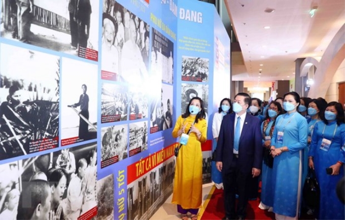 Trưởng ban Tuyên giáo Trung ương Nguyễn Trọng Nghĩa và Chủ tịch Hội Liên hiệp Phụ nữ Việt Nam Hà Thị Nga cùng các đại biểu tham quan triển lãm. (Ảnh: TTXVN)