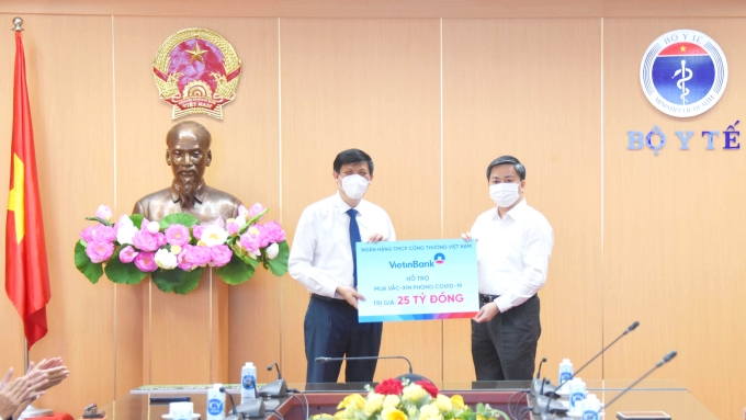 Ông Lê Đức Thọ - Chủ tịch HĐQT VietinBank (bên phải) trao tặng 25 tỷ đồng hỗ trợ mua vaccine  phòng COVID-19.