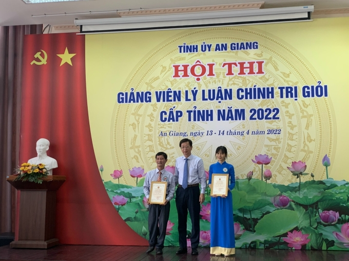 PGS.TS Võ Văn Thắng, Hiệu Trưởng Trường Đại học An Giang trao Giấy Chứng nhận và quà cho 2 thí sinh đạt giải Nhì.