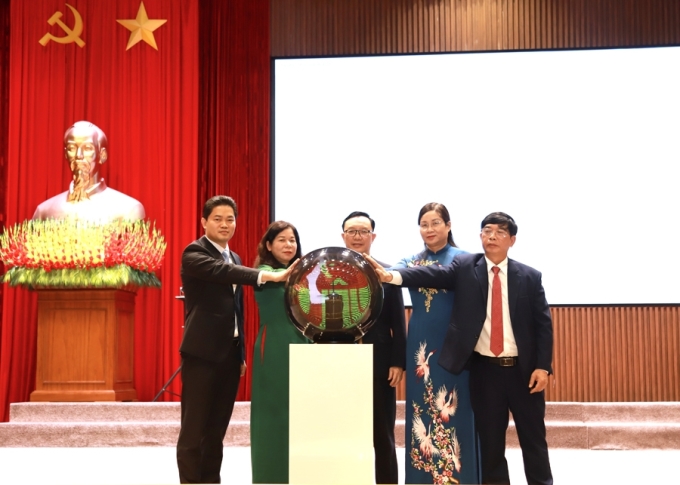 Các đồng chí lãnh đạo tỉnh Hà Giang thực hiện nghi thức bấm nút khởi động chính thức bắt đầu cuộc thi.