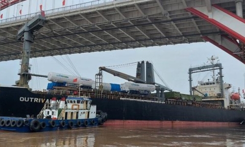 Khẩn trương xử lý vụ tàu 12.000 tấn hỏng máy va chạm bờ kè