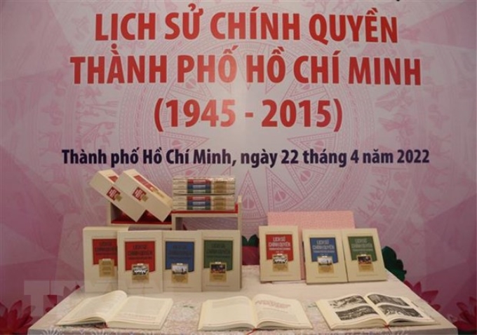 Bộ sách 'Lịch sử Chính quyền Thành phố Hồ Chí Minh (1945-2015)' gồm 3 tập, được thực hành nghiên cứu, biên soạn, hiệu chỉnh trong thời gian 6 năm (từ tháng 4/2015-2021). (Ảnh: Thu Hương/TTXVN)
