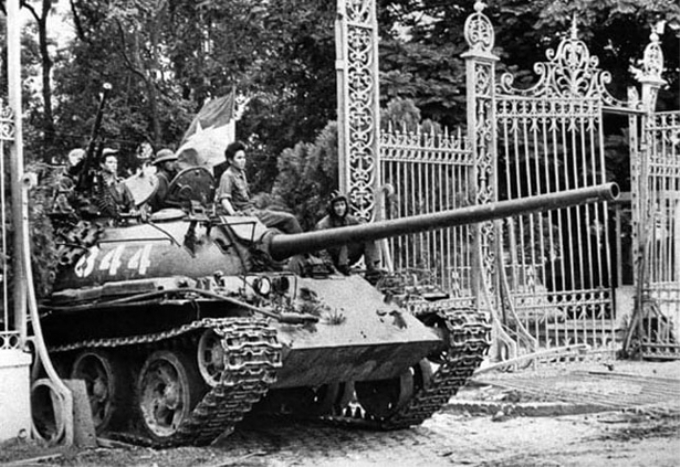 Xe tăng quân giải phóng húc đổ cổng Dinh Độc Lập ngày 30/4/1975. Ảnh tư liệu