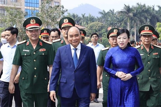 Chủ tịch nước Nguyễn Xuân Phúc thăm và làm việc tại Bộ Tư lệnh Quân khu 1. (Ảnh: TTXVN)