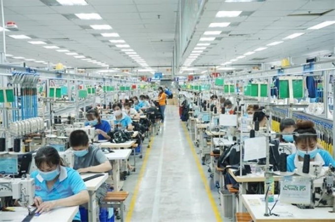 Công nhân trở lại nhà máy làm việc tại Khu công nghiệp Đồng An 1, thành phố Thuận An, tỉnh Bình Dương. (Ảnh: Chí Tưởng/TTXVN)