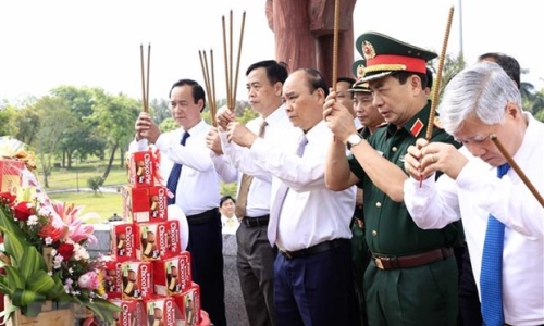 Chủ tịch nước dâng hương tưởng niệm anh hùng liệt sỹ tại Quảng Trị