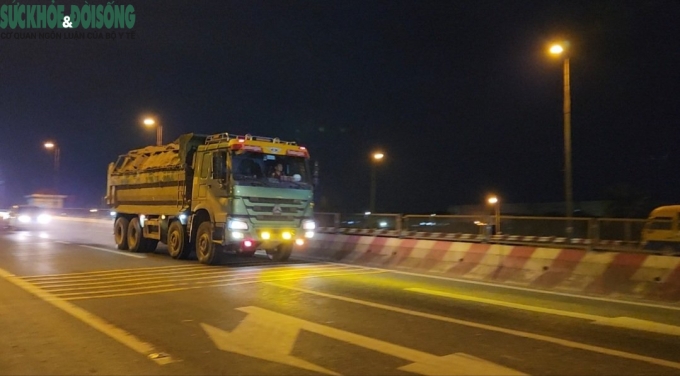 Xe tải trọng chạy trên cầu Thăng Long