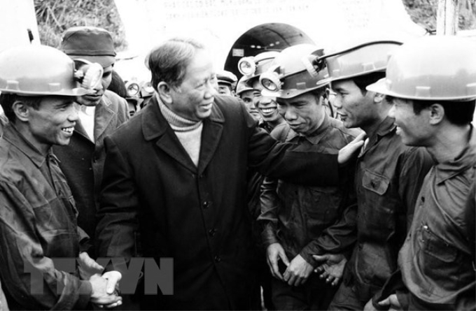 Tổng Bí thư Lê Duẩn nói chuyện với công nhân nhà máy tuyển than Cửa Ông, Quảng Ninh (1980). (Ảnh: Văn Bảo/TTXVN)