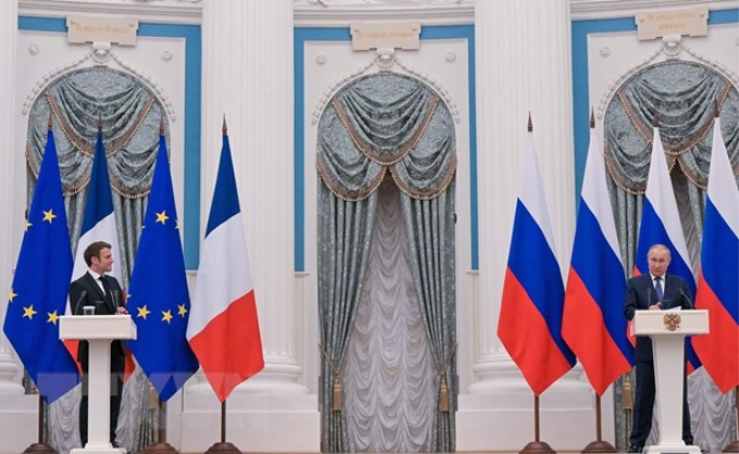 Tổng thống Nga Vladimir Putin (phải) và Tổng thống Pháp Emmanuel Macron tại cuộc họp báo chung ở Moskva ngày 8/2/2022. (Ảnh: AFP/TTXVN)