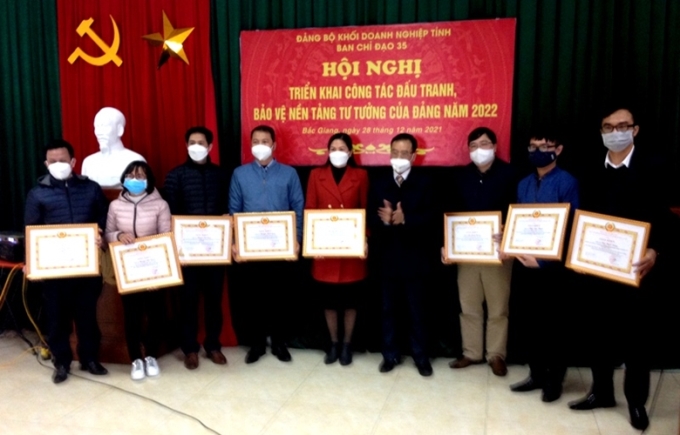 Lãnh đạo Đảng ủy Khối doanh nghiệp tỉnh Bắc Giang tặng Giấy khen cho tập thể và các cá nhân xuất sắc trong thực hiện Chỉ thị 35 của Bộ Chính trị. (Ảnh: Thái Hoà)