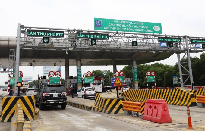 Phương tiện đi vào làn thu phí tự động không dừng tại trạm thu phí đầu tuyến cao tốc Hà Nội-Hải Phòng. (Ảnh: CTV/Vietnam+)