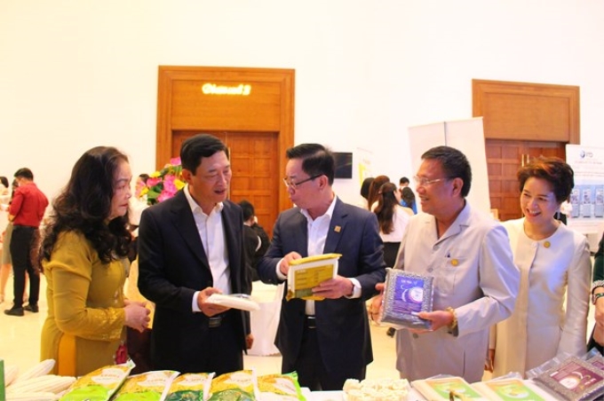 Thứ trưởng Bộ KHCN Trần Văn Tùng (thứ hai từ trái sang) thăm gian hàng của doanh nghiệp thuộc VST. (Ảnh: Đ.H/Vietnam+)