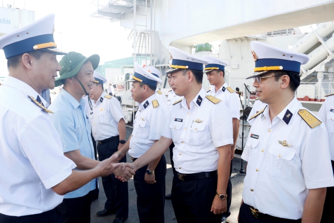 Đồng chí Lại Xuân Lâm, Phó Bí thư Đảng uỷ Khối các cơ quan Trung ương cùng các thành viên Đoàn công tác số 8 thăm, động viên cán bộ, chiến sĩ Lữ đoàn 162 và Nhà máy X52.