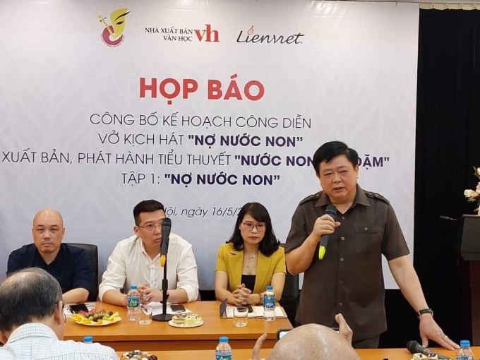 Nhà văn Nguyễn Thế Kỷ phát biểu tại họp báo. Ảnh: MT