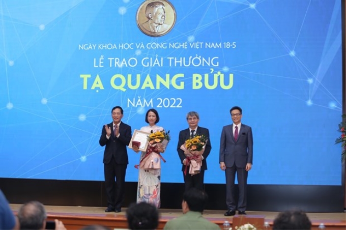 Bộ Khoa học và Công nghệ vinh danh 2 nhà khoa học tại lễ trao Giải thưởng Tạ Quang Bửu 2022. (Ảnh: Bộ KHCN)