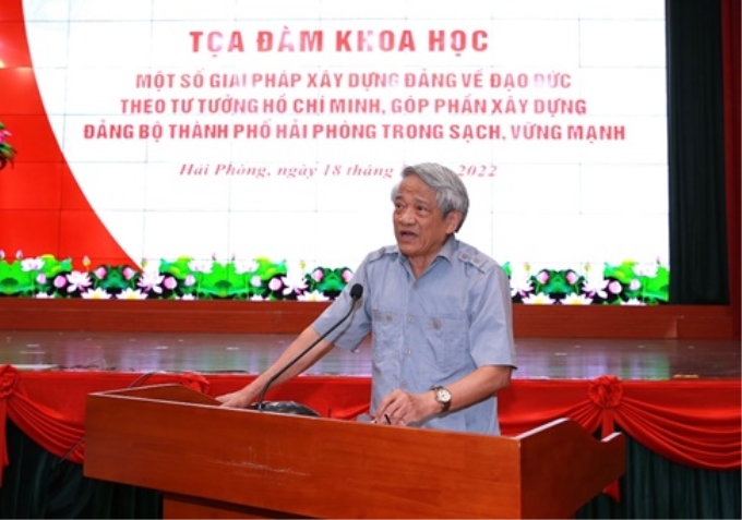 PGS. TS. Bùi Đình Phong, Giảng viên cao cấp, Học viện Chính trị quốc gia Hồ Chí Minh trình bày tham luận tại Tọa đàm.