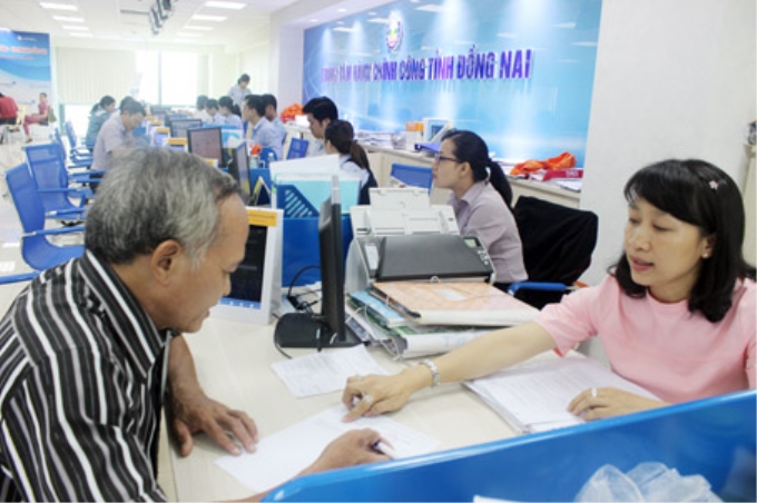 Công chức Cục Thuế tỉnh Đồng Nai hướng dẫn thủ tục cho người dân tại Trung tâm hành chính công tỉnh.