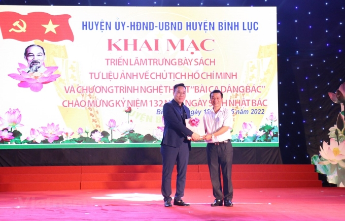 Ông Nguyễn Nguyên, Cục trưởng Cục Xuất bản, In và Phát hành trao tặng sách cho đại diện huyện Bình Lục. (Ảnh: PV/Vietnam+)