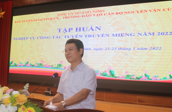 Đồng chí Nguyễn Hồng Dương, Trưởng ban Tuyên giáo Tỉnh ủy phát biểu tại hội nghị tập huấn