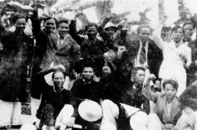 Đồng chí Phan Đăng Lưu (hàng sau, thứ hai từ trái sang) trong phong trào vận động dân chủ 1936 – 1939 tại Huế. Ảnh: Xô Viết Bảo tàng Nghệ Tĩnh
