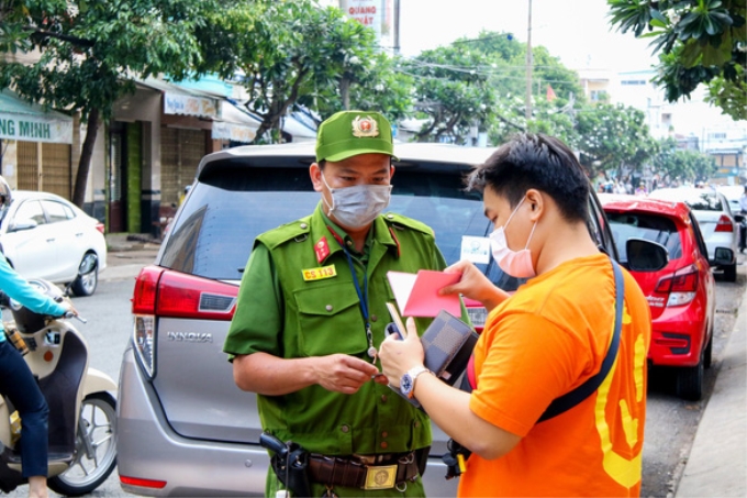Đoàn kiểm tra liên ngành đường bộ của Ban ATGT TP Cần Thơ kiểm tra và xử lý vi phạm trên đường Ngô Quyền (quận Ninh Kiều)- Ảnh: M.N