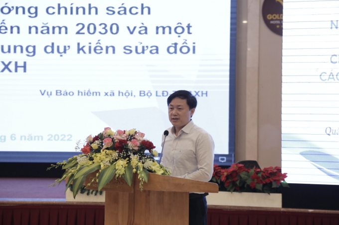 Ông Trần Hải Nam - Phó Vụ trưởng Vụ BHXH (Bộ LĐ-TB&amp;XH) thông tin tới các đại biểu về dự kiến một số nội dung trong dự thảo sửa đổi Luật BHXH năm 2014