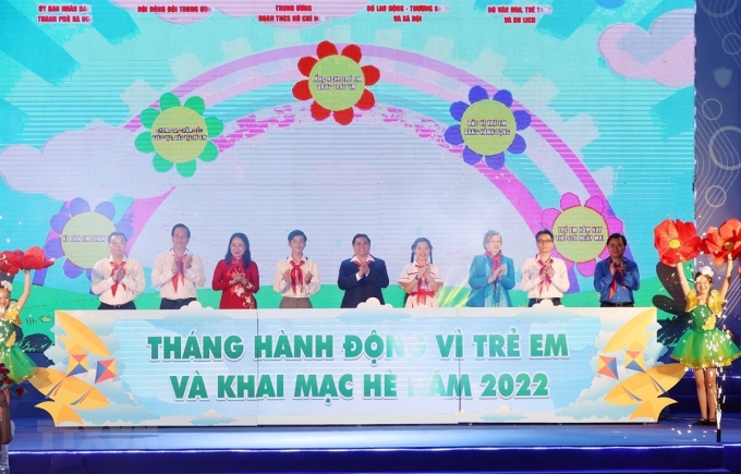 Thủ tướng Phạm Minh Chính và các đại biểu thực hiện nghi thức phát động Tháng hành động vì trẻ em và khai mạc hè năm 2022. (Ảnh: TTXVN)