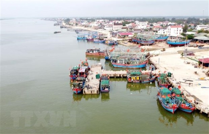 Đội tàu cá công suất lớn và cảng cá được xây dựng giúp ngư dân Quảng Trị khai thác hải sản hiệu quả. (Ảnh: TTXVN)