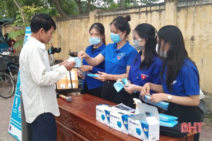 Trước tình hình dịch bệnh Covid-19 có nhiều diễn biến phức tạp, toàn tỉnh Hà Tĩnh đã huy động gần 80 đội hình thanh niên tình nguyện với hơn 750 đoàn viên thanh niên tham gia các biện pháp phòng, chống dịch bệnh. (trong ảnh: Đoàn viên thanh niên Lộc Hà phát khẩu trang miễn phí cho người dân).