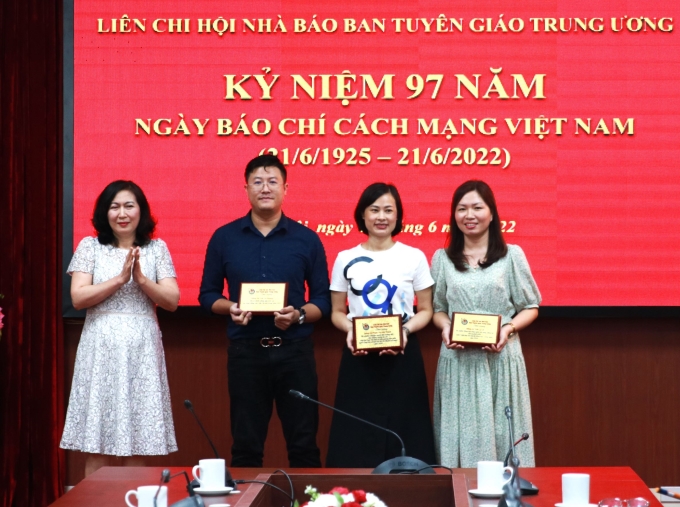 Khen thưởng các hội viên có nhiều đóng góp cho công tác hội trong năm 2021.