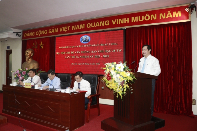 Đồng chí Phan Xuân Thuỷ, Uỷ viên Ban Thường vụ Đảng uỷ Cơ quan, Phó Trưởng ban Tuyên giáo Trung ương chúc mừng, ghi nhận và đánh giá cao những kết quả của Chi bộ Văn phòng Ban Chỉ đạo 35 Trung ương đạt được trên tất cả các lĩnh vực công tác