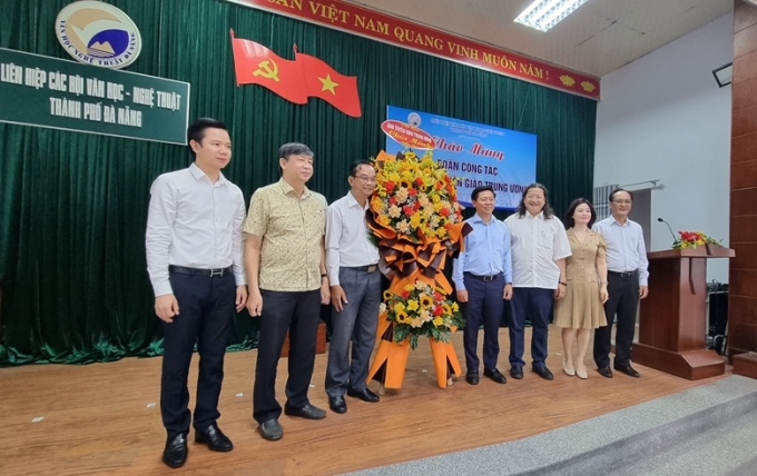 Đồng chí Trần Thanh Lâm và các thành viên đoàn công tác của Ban Tuyên giáo Trung ương tặng hoa Tạp chí Non nước nhân Ngày Báo chí Cách mạng Việt Nam 21/6.