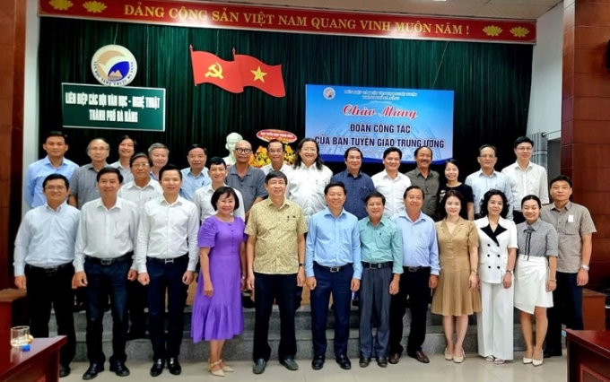 Đồng chí Trần Thanh Lâm và các thành viên đoàn công tác của Ban Tuyên giáo Trung ương chụp ảnh lưu niệm với lãnh đạo Liên hiệp các hội văn học, nghệ thuật TP Đà Nẵng.