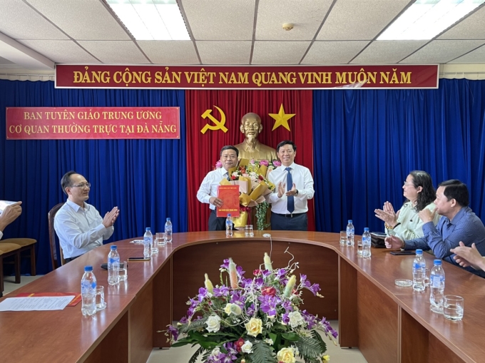 Đồng chí Trần Thanh Lâm trao Quyết định bổ nhiệm Phó vụ trưởng Cơ quan Thường trực Ban Tuyên giáo Trung ương tại Đà Nẵng đối với đồng chí Nguyễn Văn Bắc.