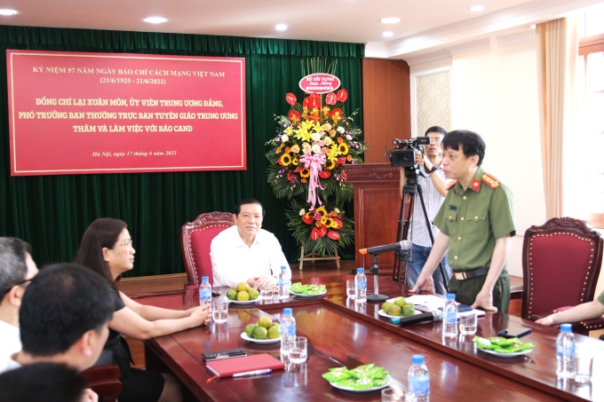 Đại tá Phạm Khải đã báo cáo, giới thiệu với đồng chí Phó Trưởng Ban Thường trực Ban Tuyên giáo Trung ương và các thành viên trong đoàn những nét khái quát về lịch sử hình thành, phát triển, cơ cấu, mô hình tổ chức của Báo CAND.