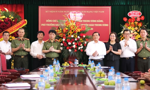 Phó Trưởng ban Thường trực Ban Tuyên giáo Trung ương Lại Xuân Môn thăm, chúc mừng một số cơ quan báo chí